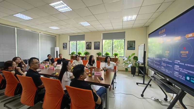 蘇州新一代企業(yè)家商會(huì)走進(jìn)依斯倍 (2)